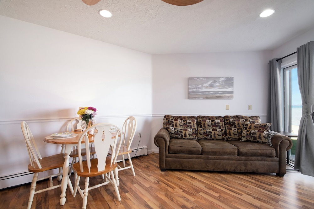 Pointes North Beachfront Hotel 47/72
