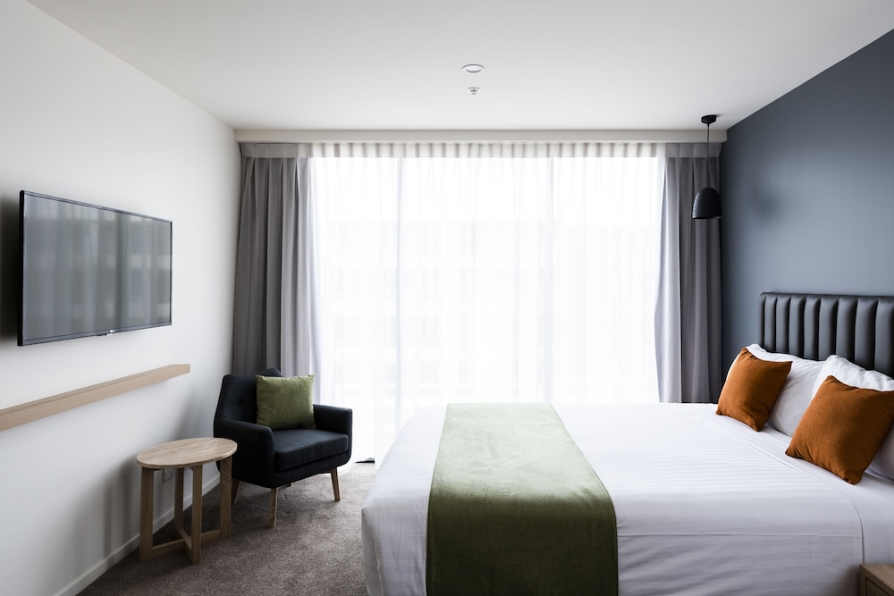 ROOM, QUEEN BED