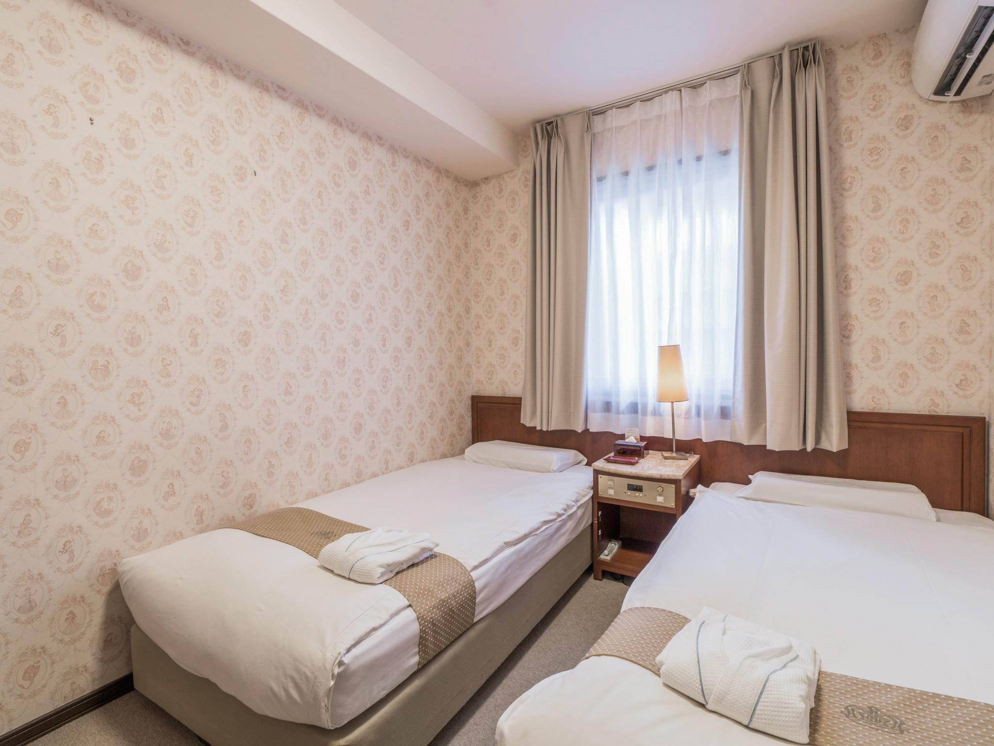 Ladies, Twin Beds
