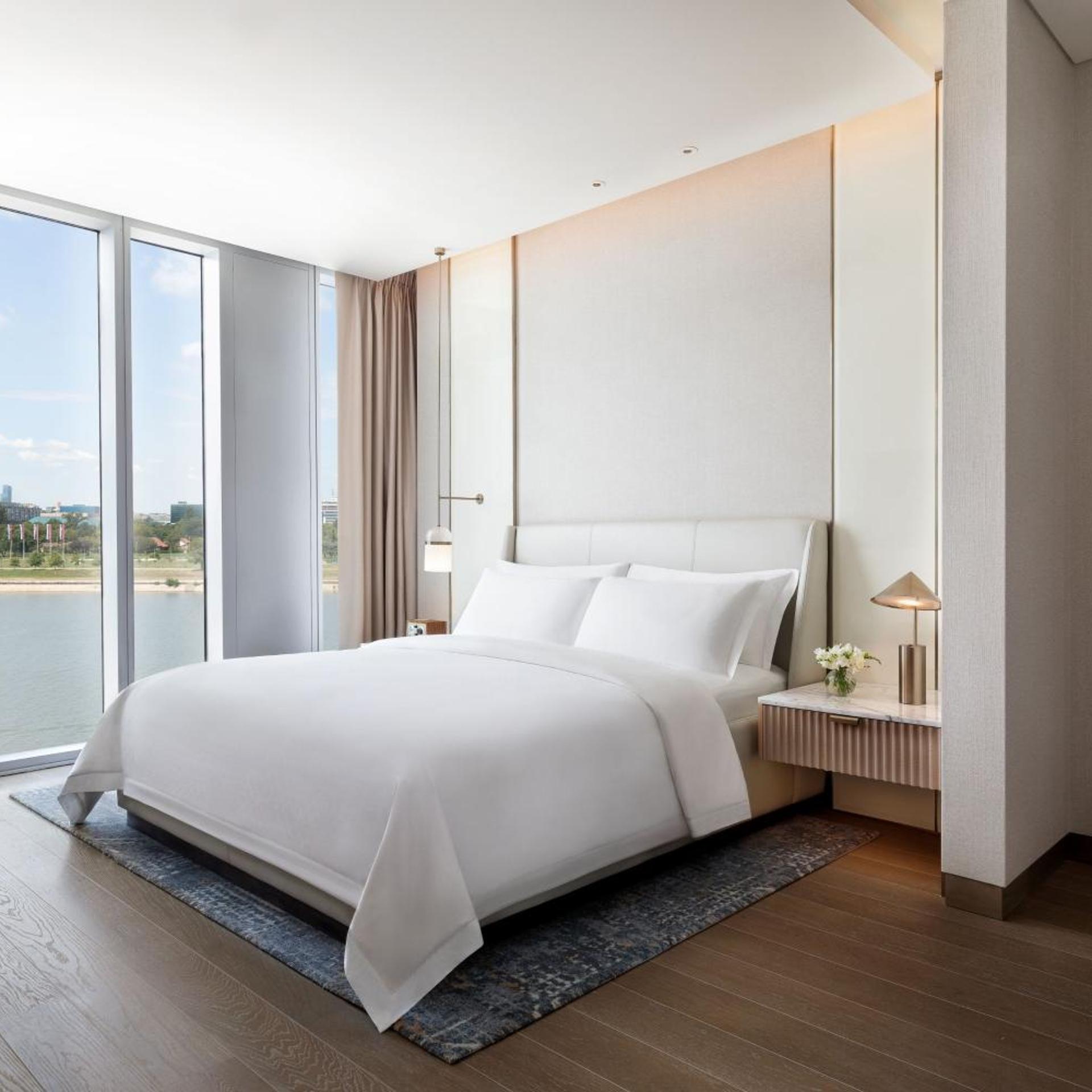 Caroline Astor, Suite, King Bed, River View