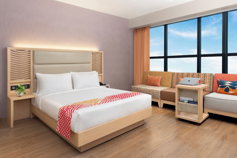 Deluxe, Queen Bed, Ginger Nagpur, Airport Road 2/5