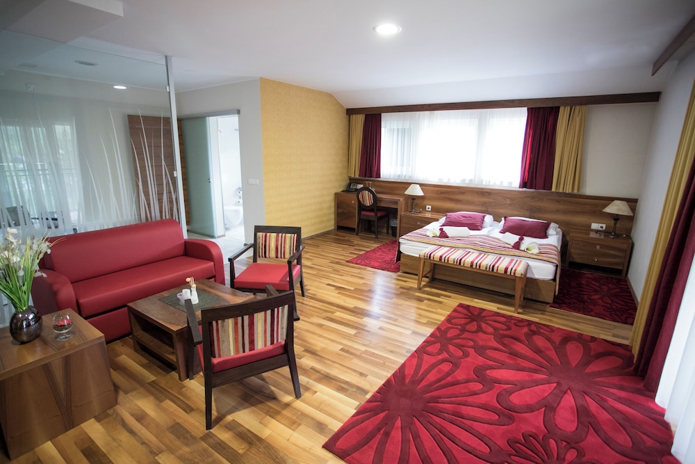 DELUXE, QUEEN BED, MOUNTAIN VIEW, BALCONY