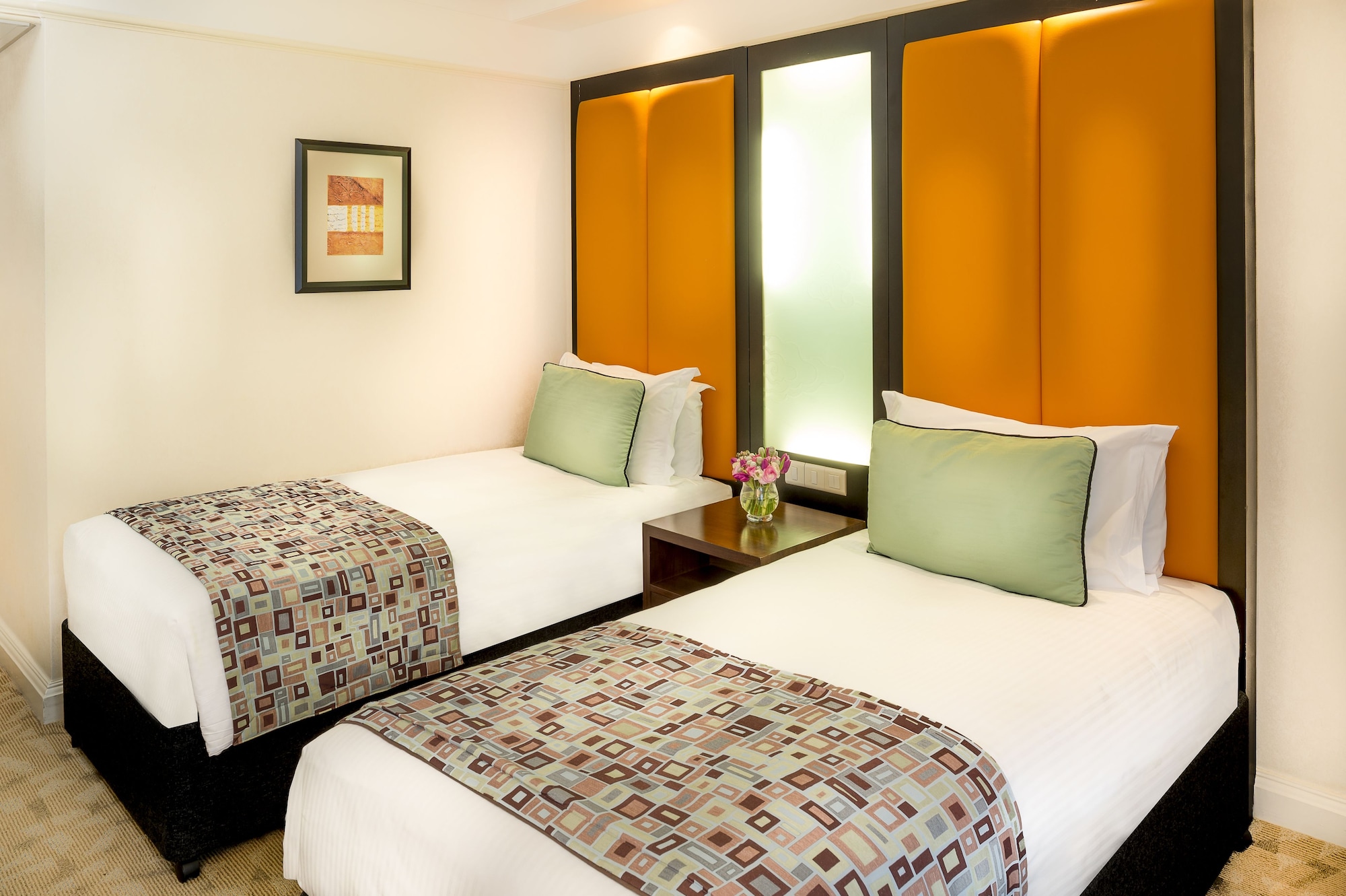 CLUB, TWIN BEDS