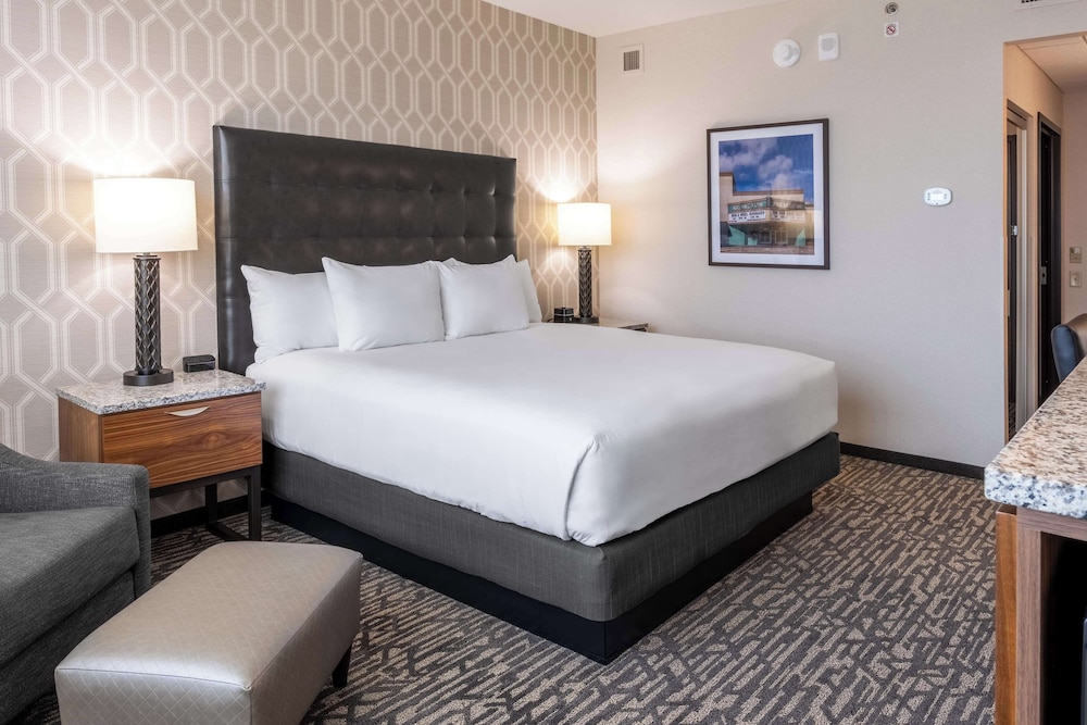 DELUXE, KING BED, ACCESSIBLE