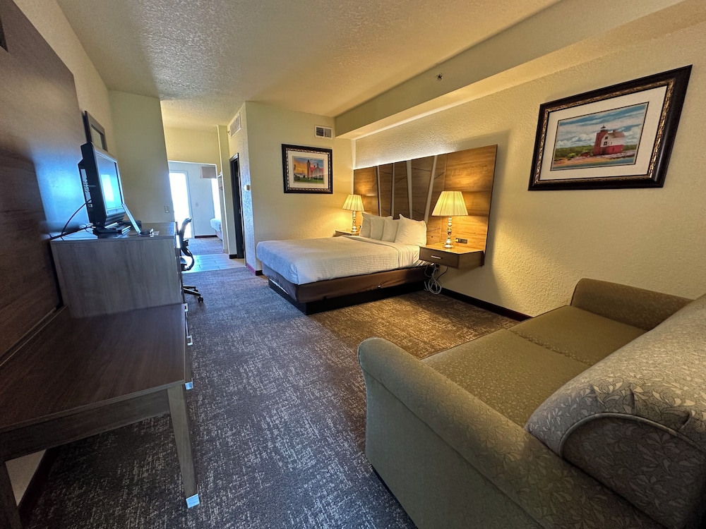Mackinaw Beach & Bay Inn & Suites 37/51