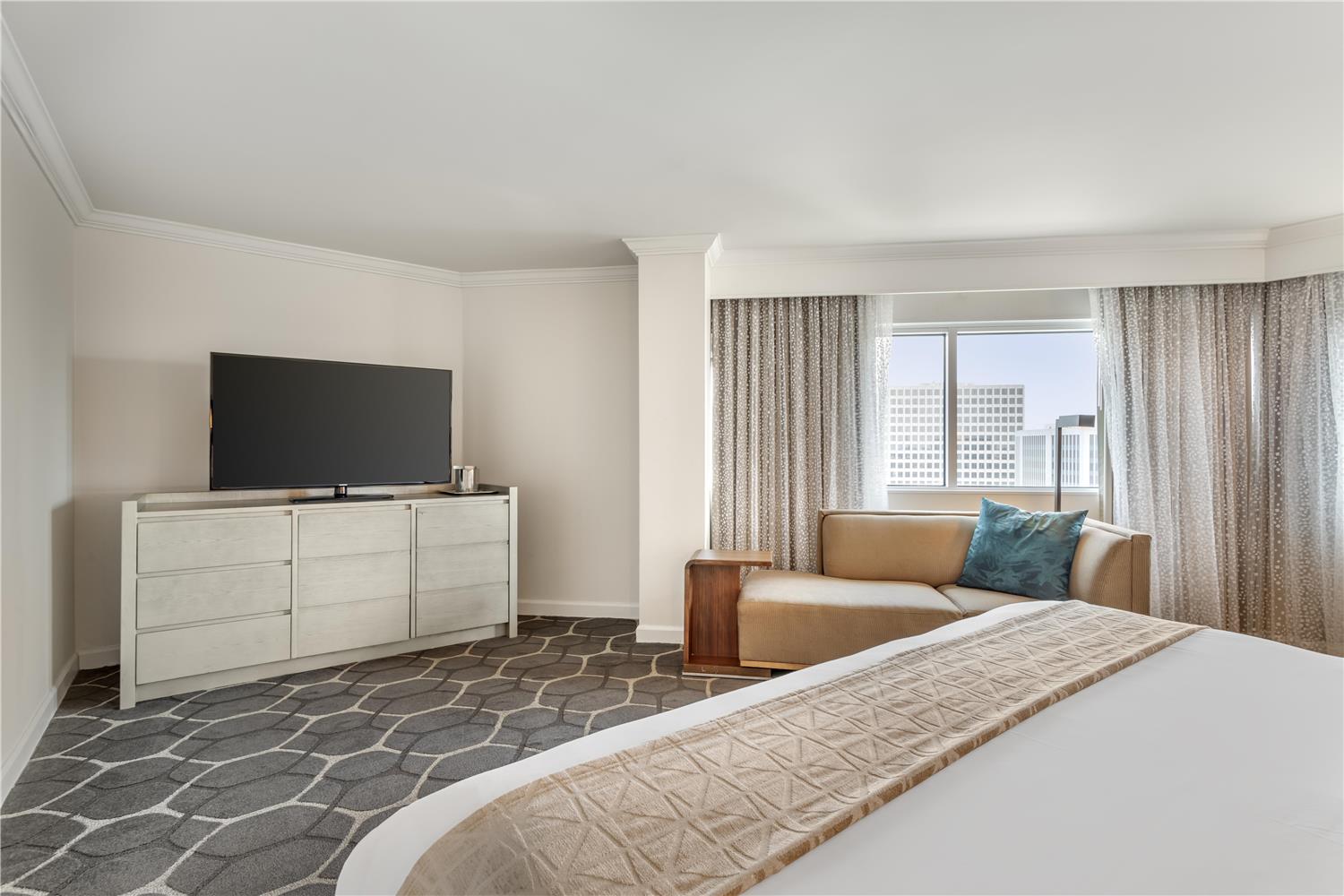 Preferred, King Bed, Corner، Royal Sonesta Houston Galleria 2/2