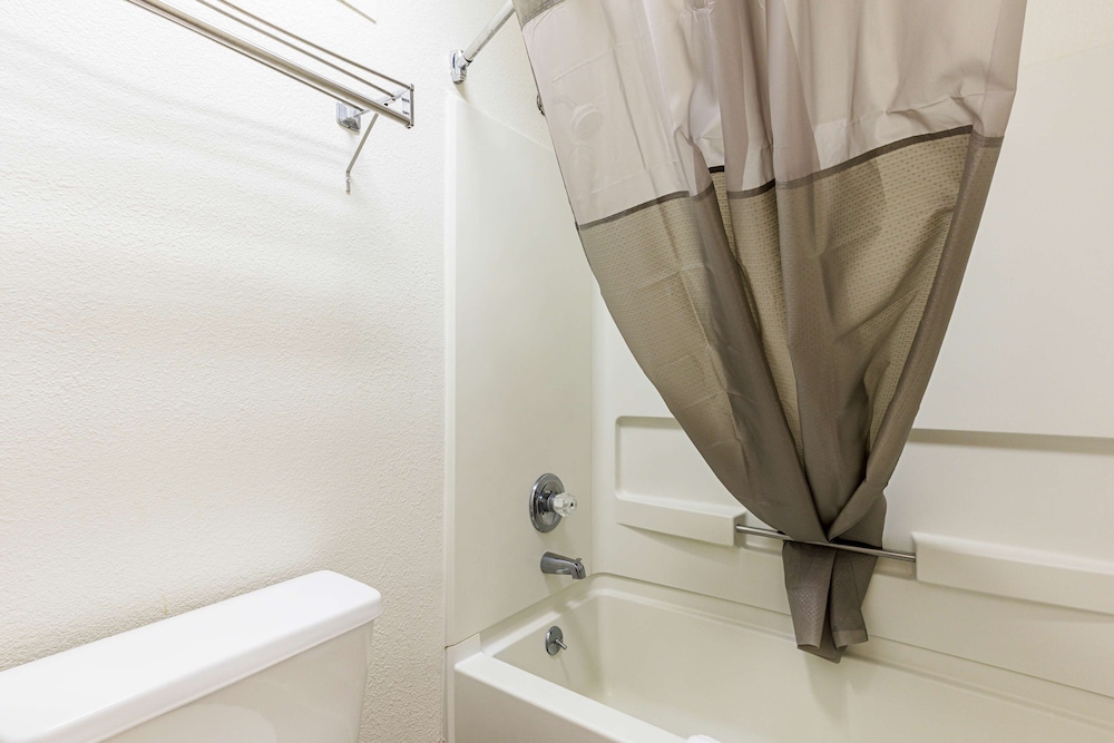 غرفة ديلوكس بسرير كينج مع أريكة لذوي الإعاقة، Motel6 Covington, TN 4/4