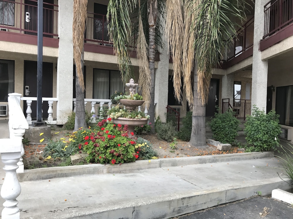 Castaic Inn Near Six Flags Magic Mountain in CASTAIC - CA