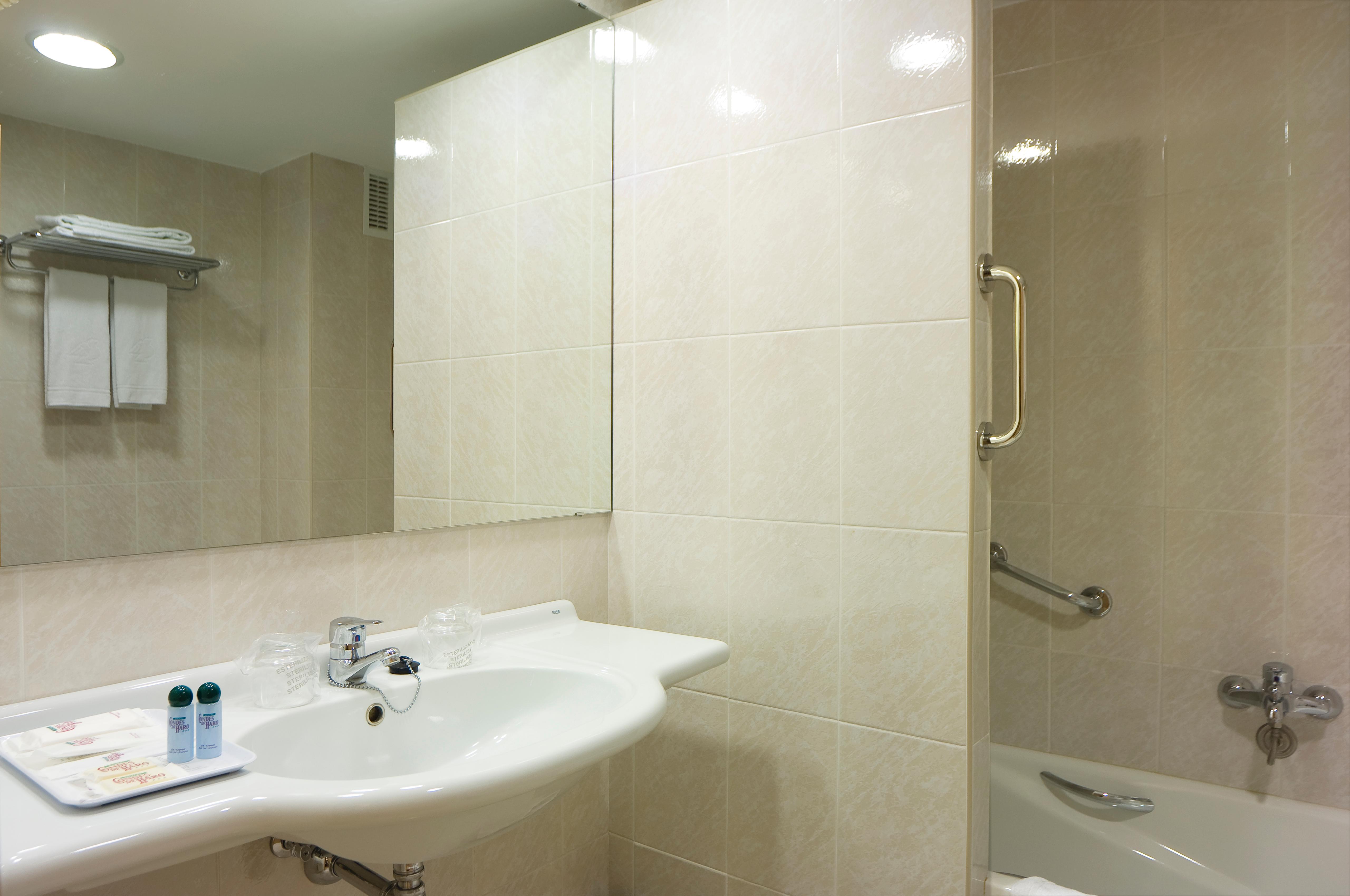 Room, Double Bed, Condes de Haro 4/4