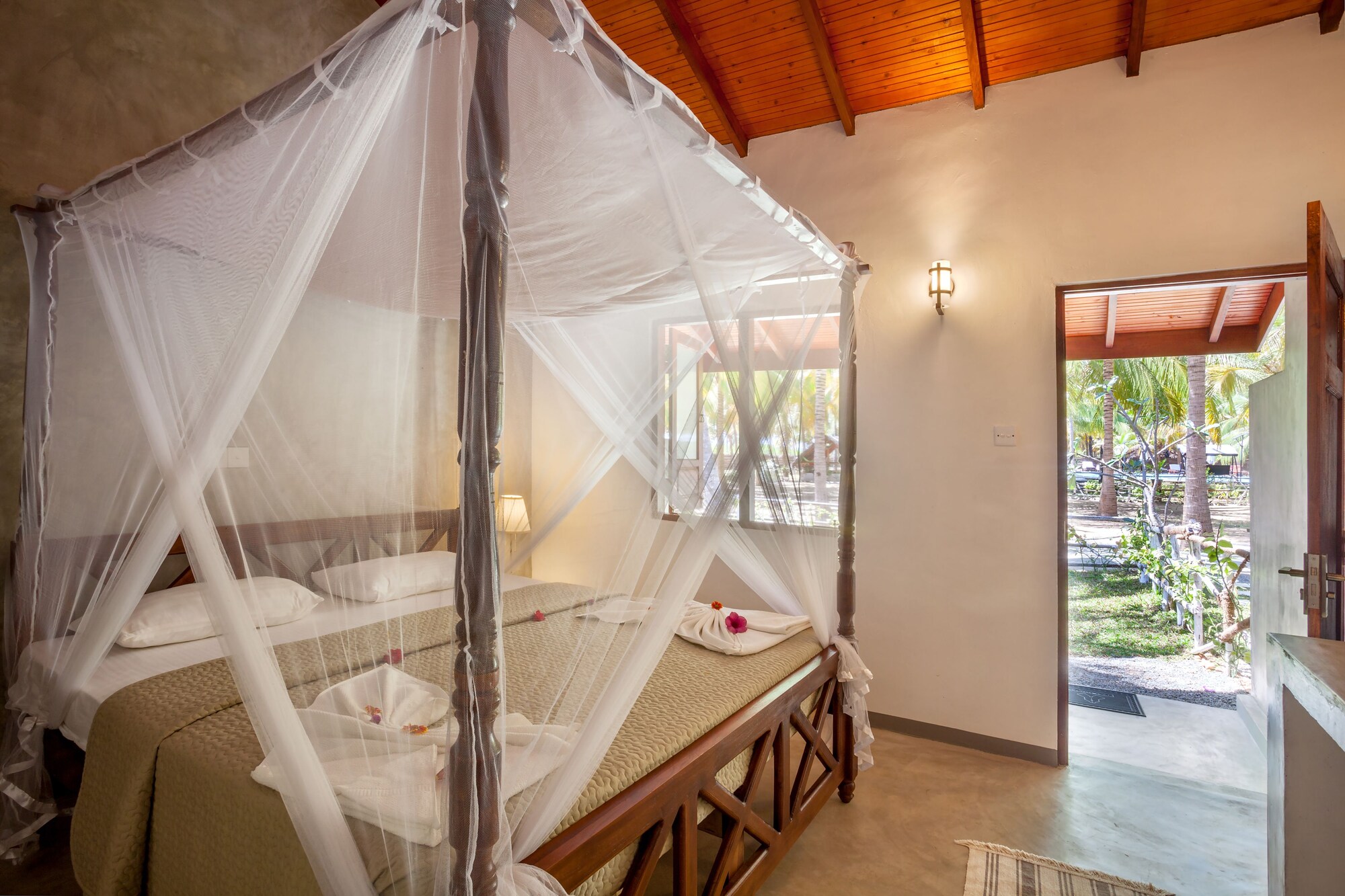 DELUXE, DOUBLE BED, POOL VIEW