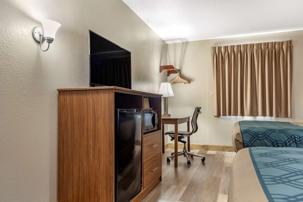 Econo Lodge Hays I-70 45/54