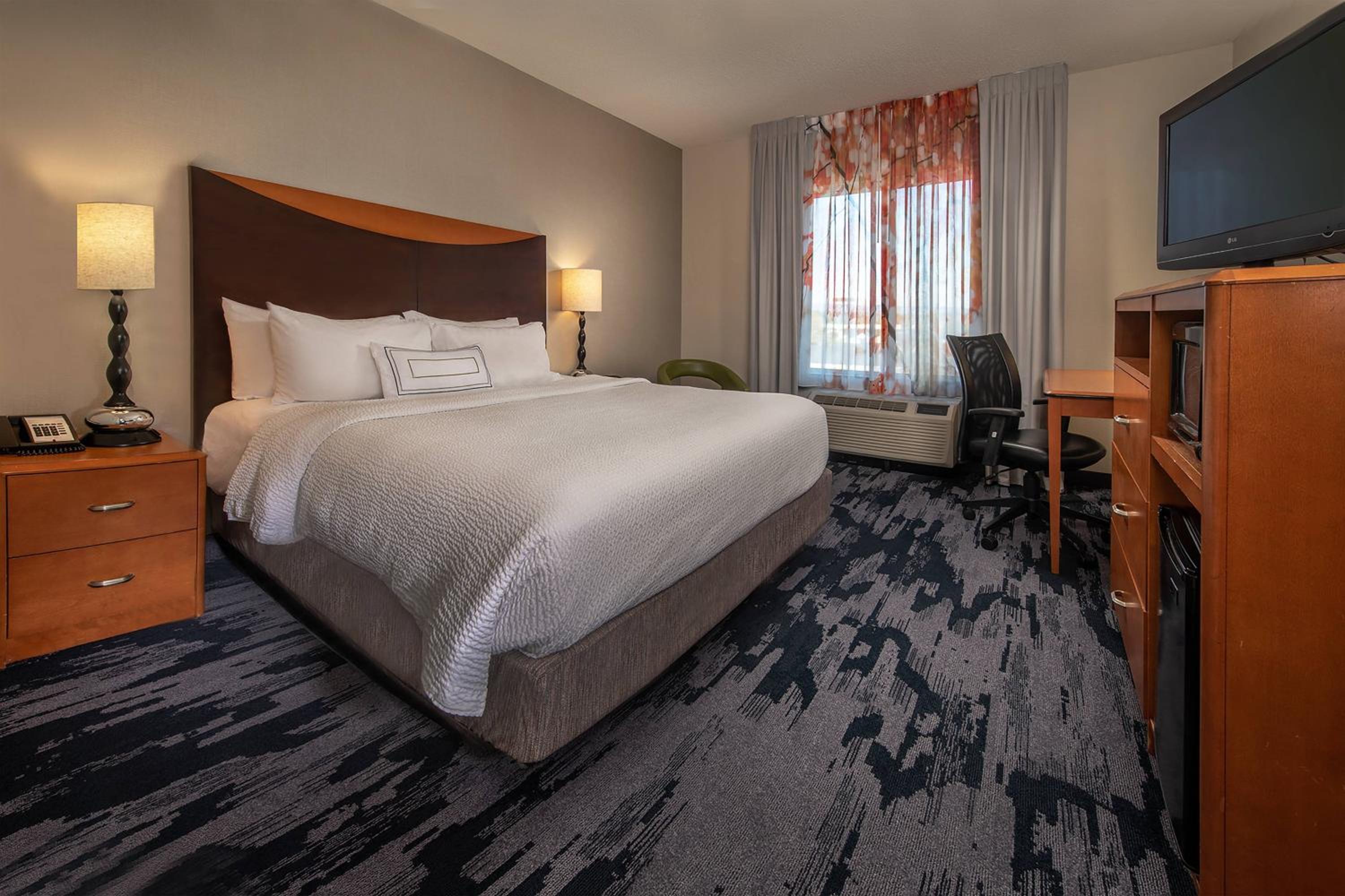 غرفة بسرير كينج بإطلالة على المدينة بحوض استحمام لذوي الإعاقة
