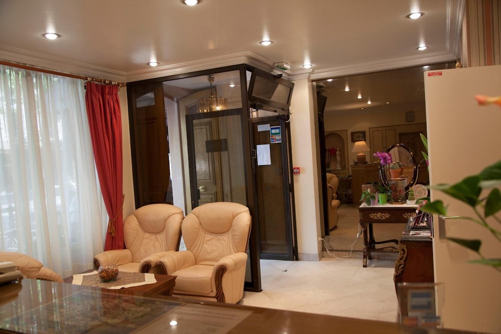 Hotel Des Pyrenees 16/24