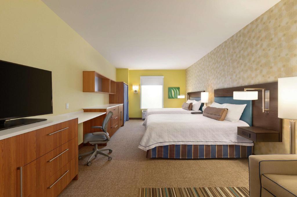 Studio, 2 Queen Beds, Sofa, Accessible