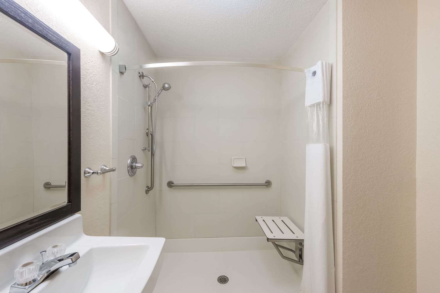 Baymont by Wyndham Metropolis 33/34
