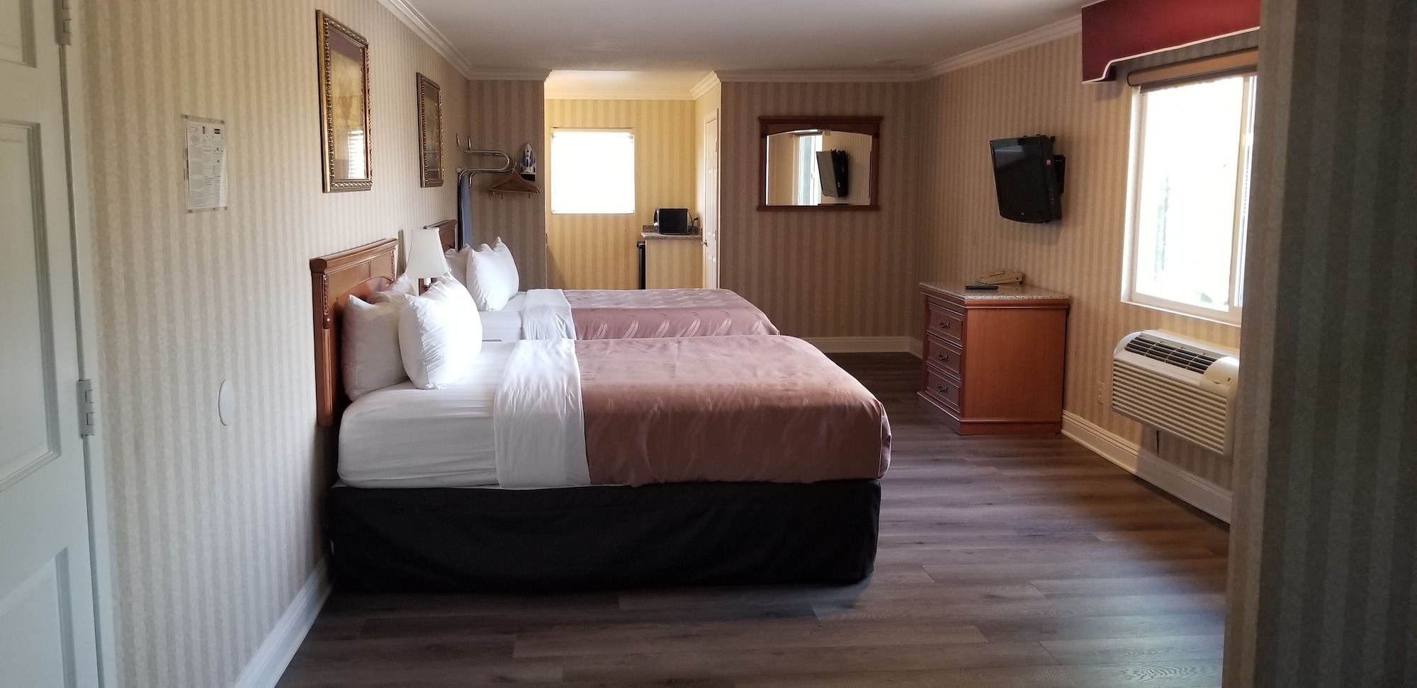 Family Suite, 3 Queen Beds, Quality Inn Suites Anaheim Maingate 2/4