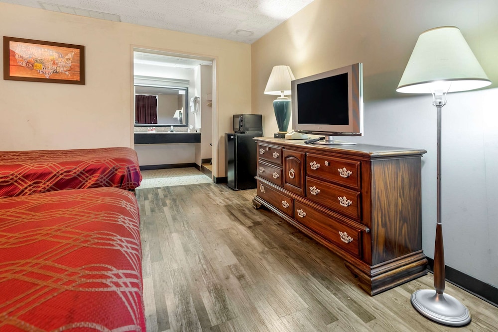 Econo Lodge Cortland Downtown NY 23/30
