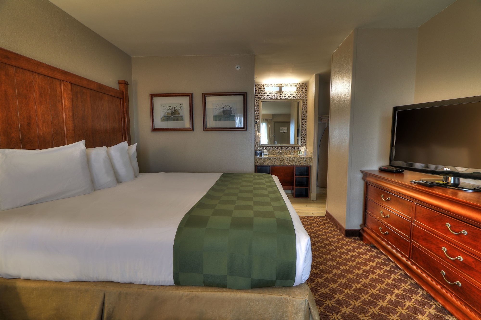 ROOM, KING BED