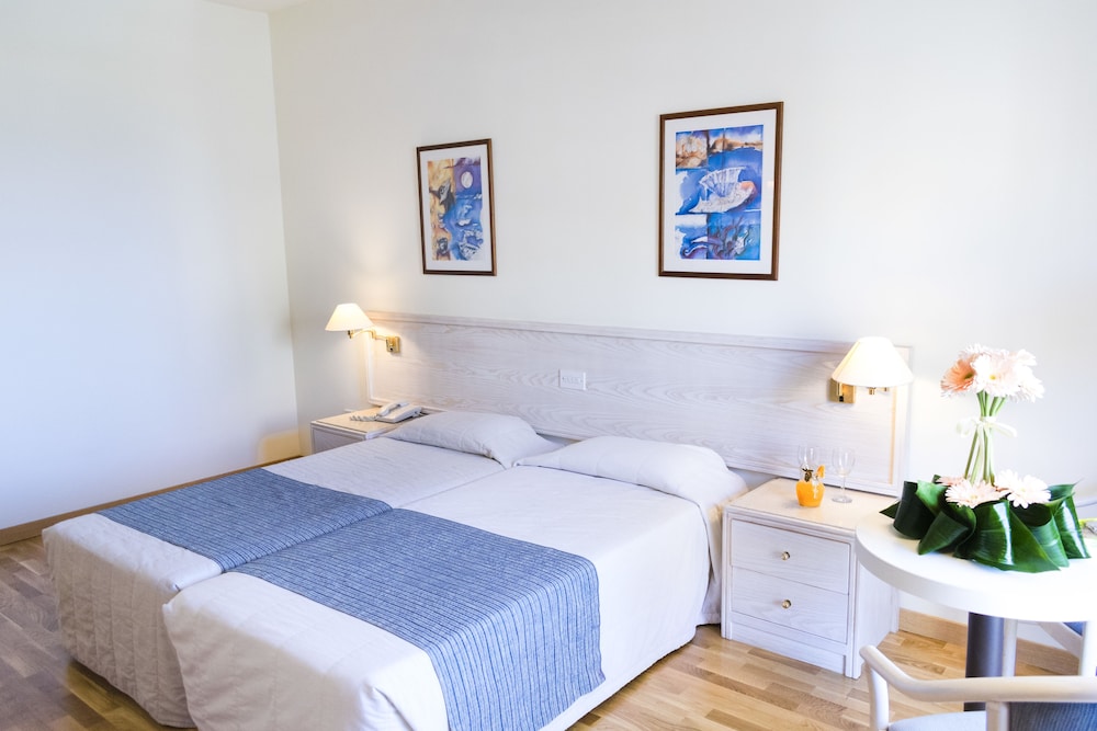 Golden Coast Beach Hotel 12/50