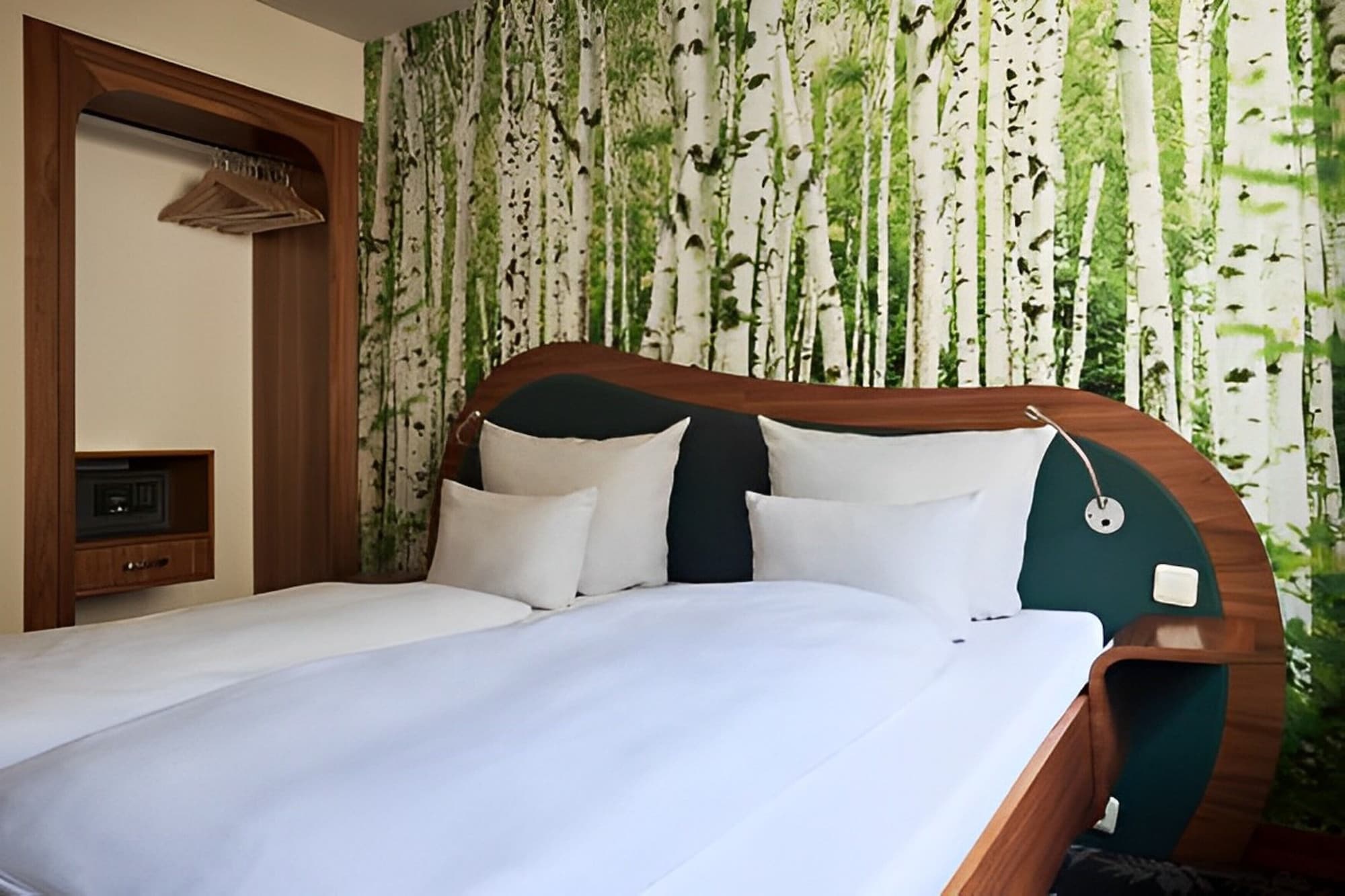 ROOM, TWIN BEDS