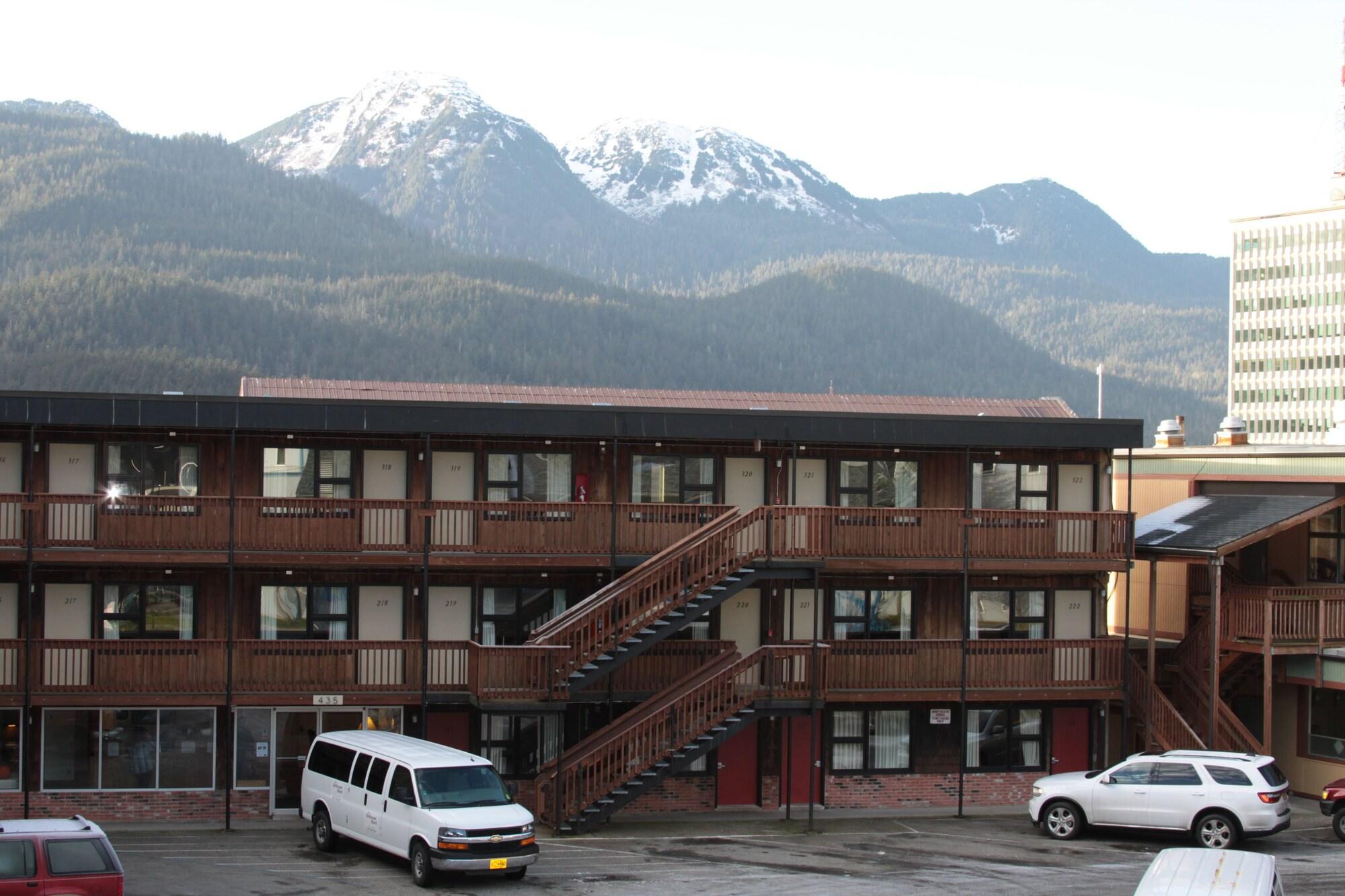 The Driftwood Hotel 2/30