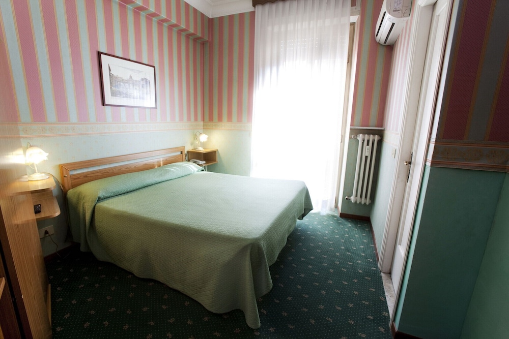 ROOM, QUADRUPLE