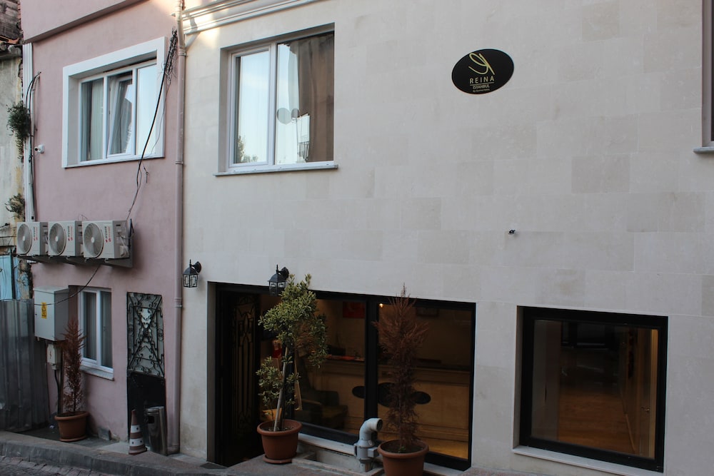 The Reina Hotel 46/70