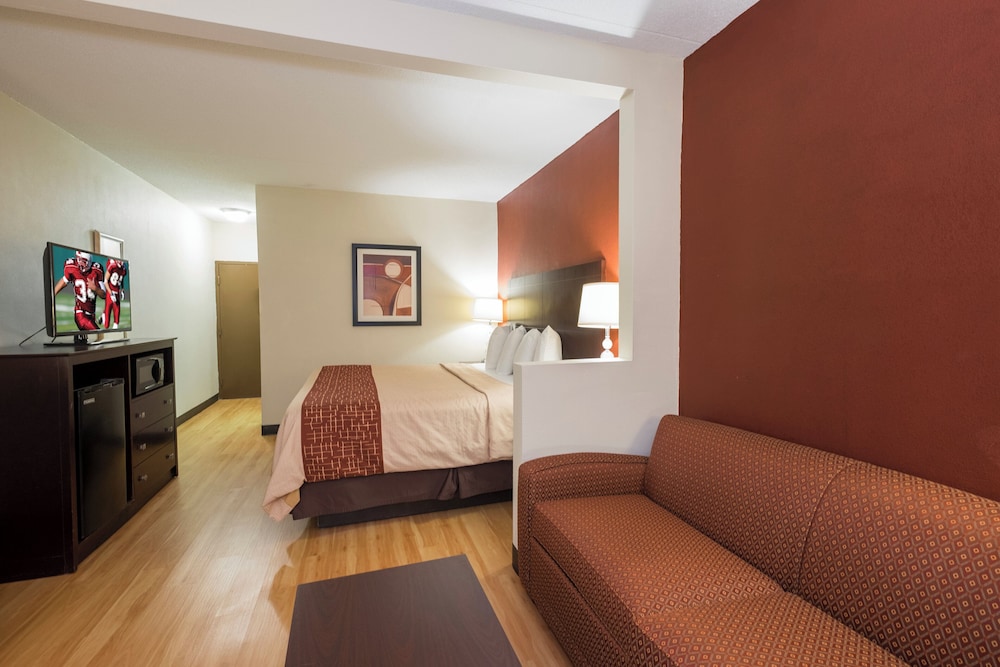 Red Roof Inn and Suites Cincinnati North Mason 12/28