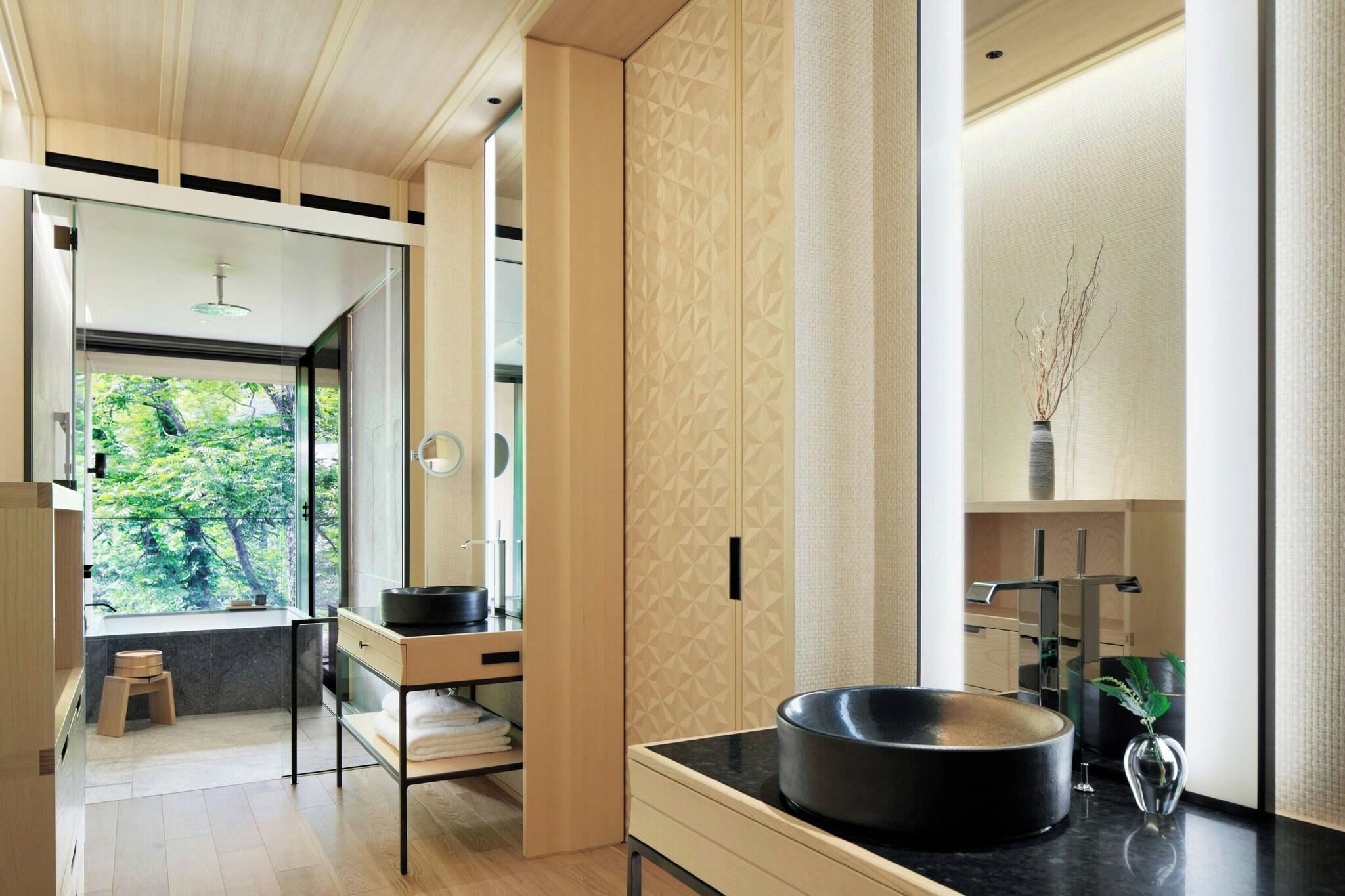 غرفة بسرير مزدوج بإطلالة على الحديقة بشرفة، The Ritz-Carlton, Nikko 3/5