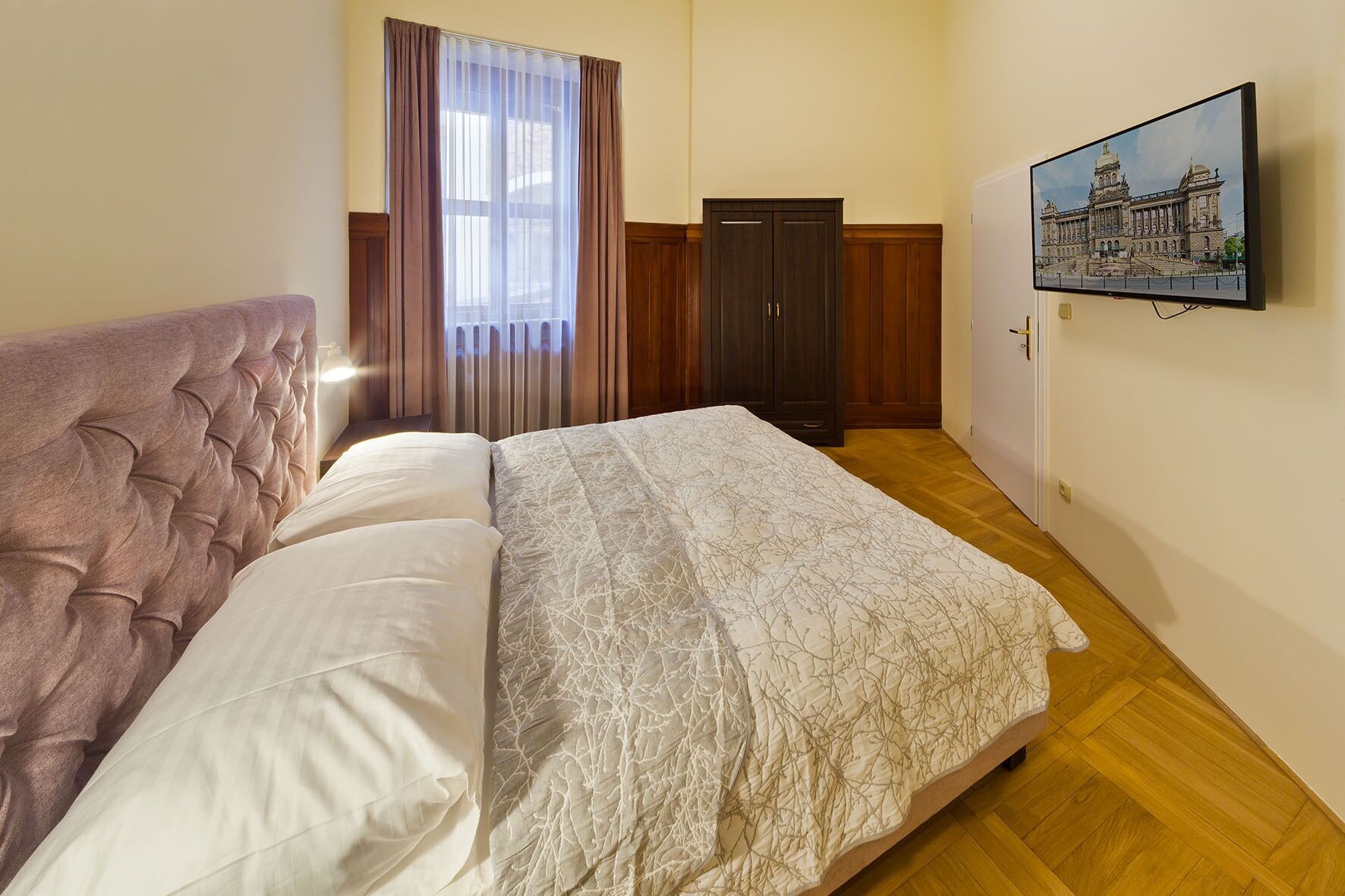 Deluxe, Apartment, 2 King Beds, Sofa 2/4