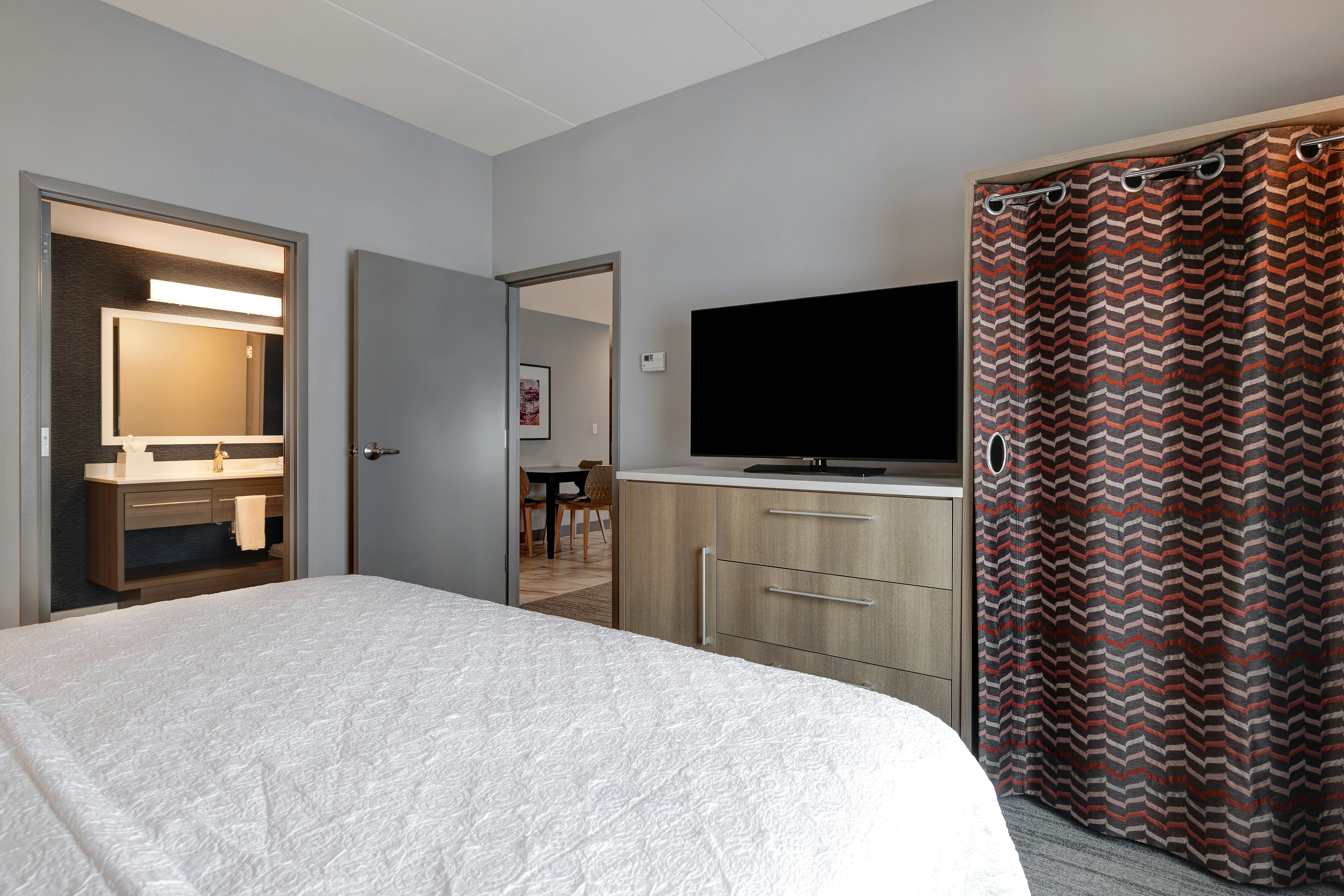 SUITE, KING BED, ACCESSIBLE