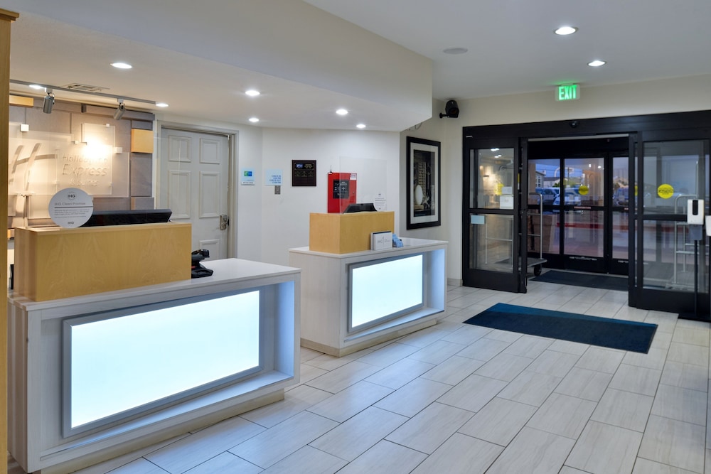Holiday Inn Express Hotel And Suites Farmington Bloomfield 9/69
