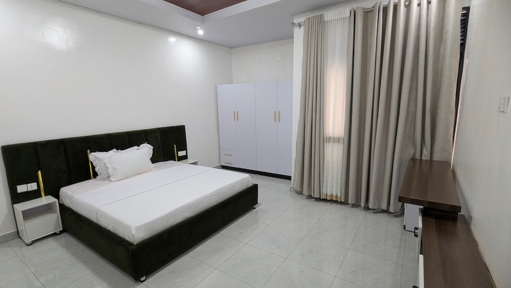 3 BEDROOMS, DELUXE, APARTMENT