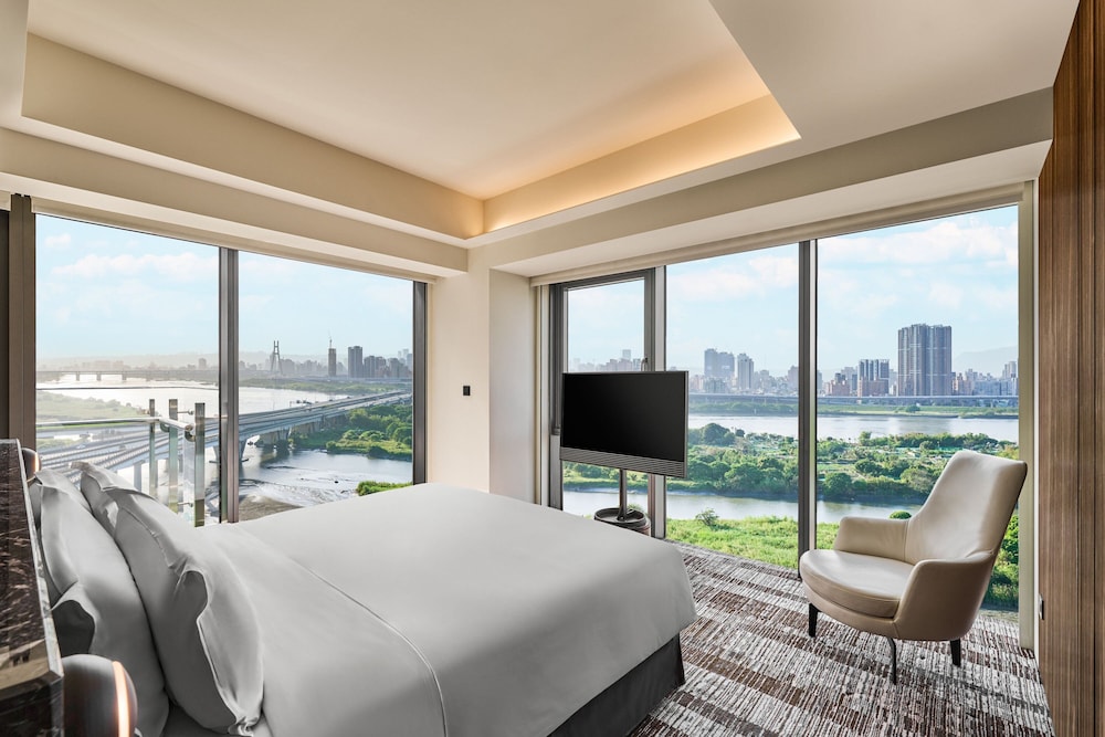 River, Guest Room, Studio, King Bed, River View, Corner