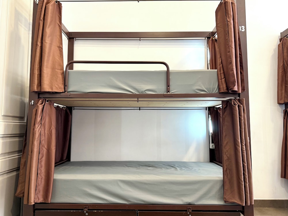 MIXED DORM, 6 PEOPLE