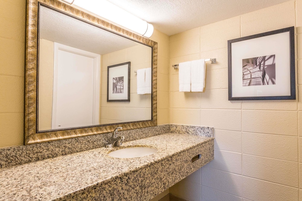 Howard Johnson by Wyndham Virginia Beach At The Beach 14/24
