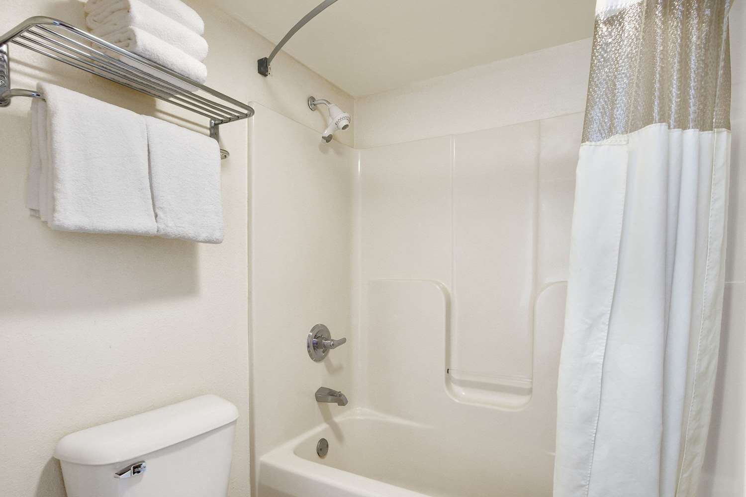 Days Inn By Wyndham Lexington Sc 17/18