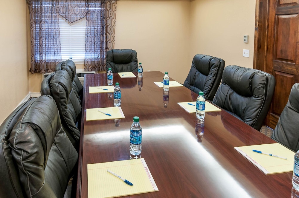Comfort Inn North Conroe, TX 32/48