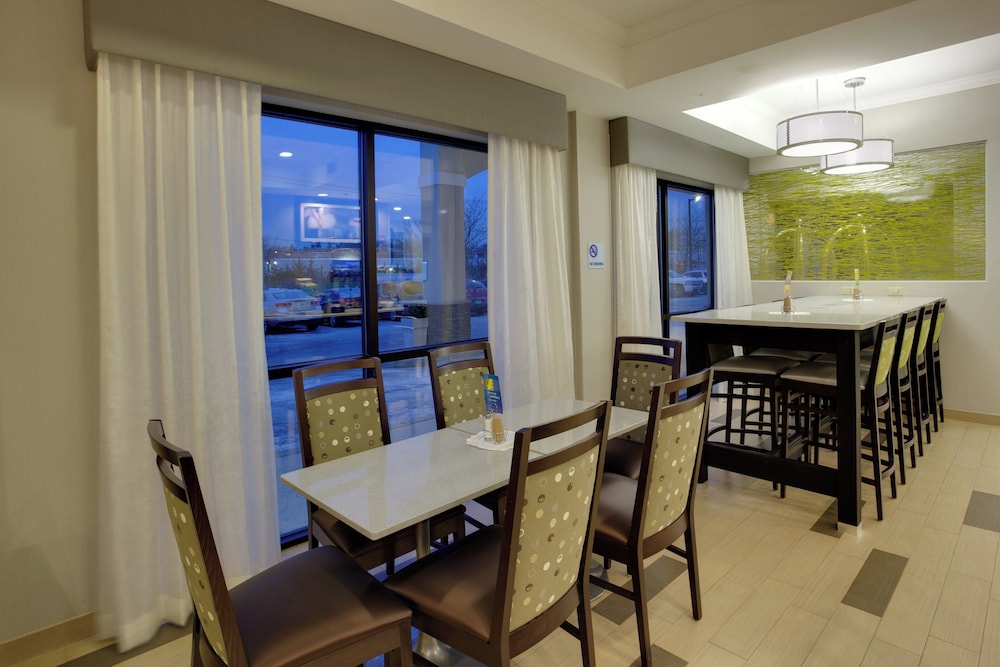 Holiday Inn Express Hotel Suites Meadowlands Area 56/72