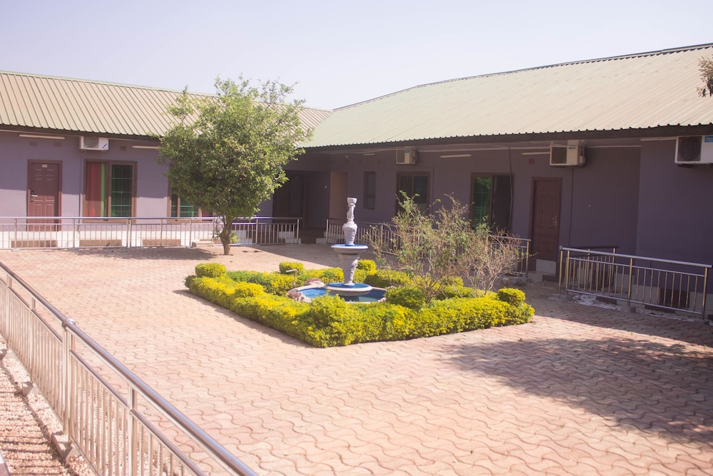 Leget Lodges & Gardens 28/34