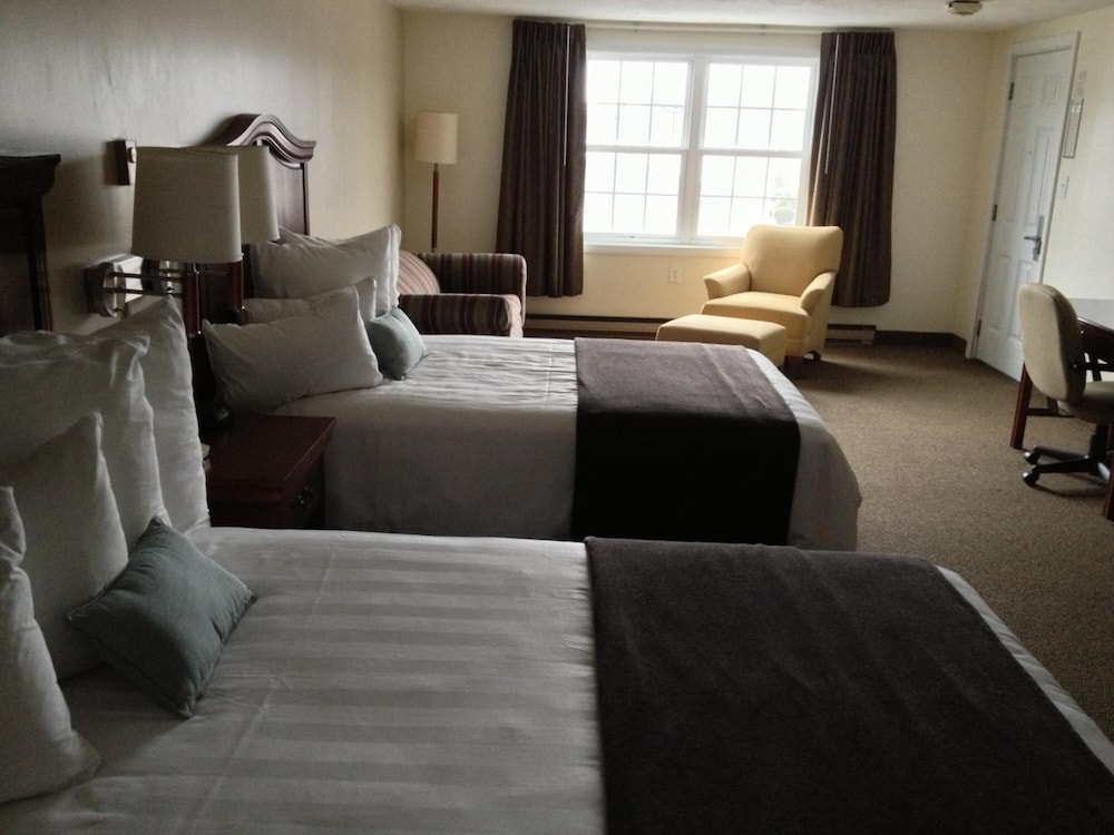Holiday Hill Inn & Suites 45/61