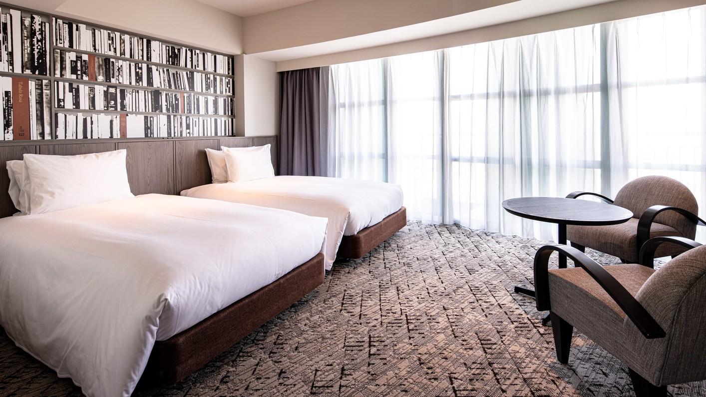 Episode 2, Twin Beds, Club Floor