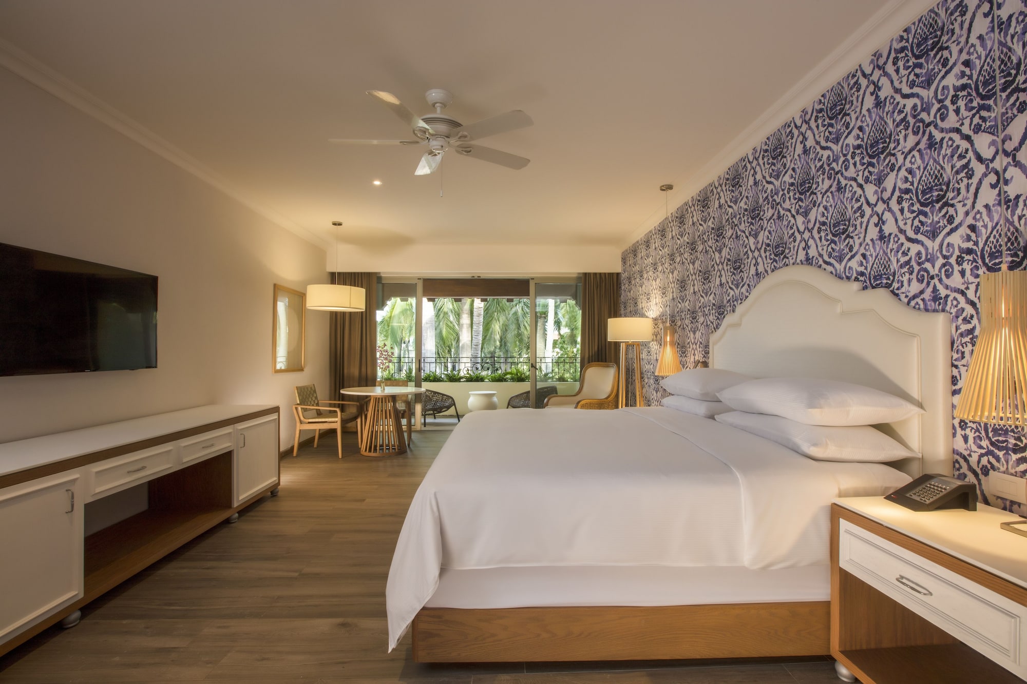 HACIENDA, JUNIOR SUITE, KING BED, POOL VIEW