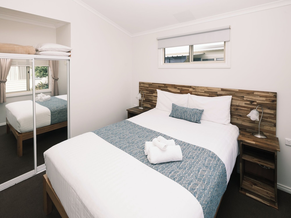 2 Bedrooms, Spa, Family, Chalet, 1 Queen and 2 Bunk Beds, Garden View, Jetted Tub