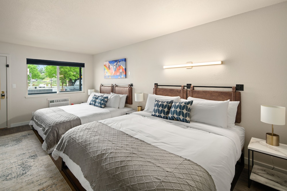 DELUXE, DOUBLE BED