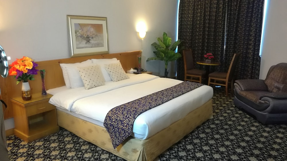 Phoenicia Tower Hotel 27/67