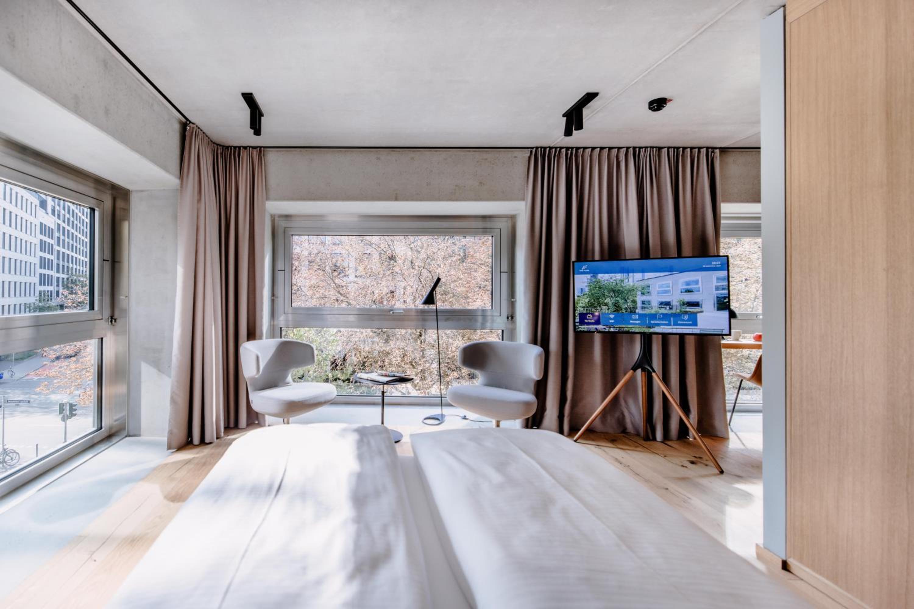 EXECUTIVE, STUDIO
