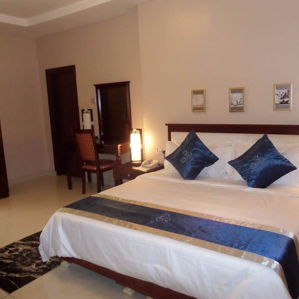 Rightgate Hotel & Suites 8/30
