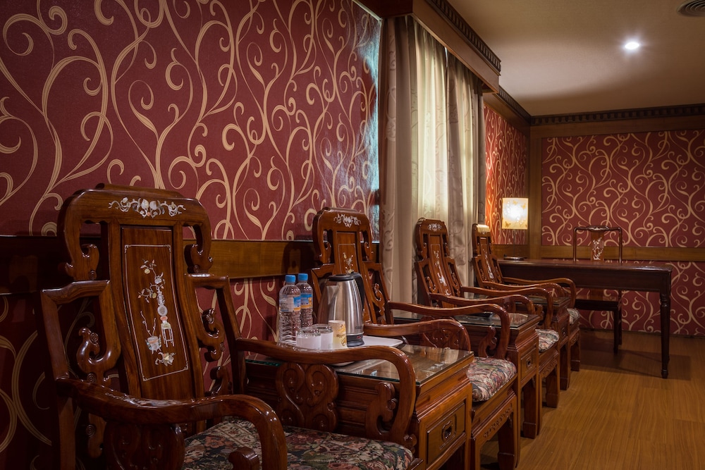 Golden Phoenix Hotel 39/43