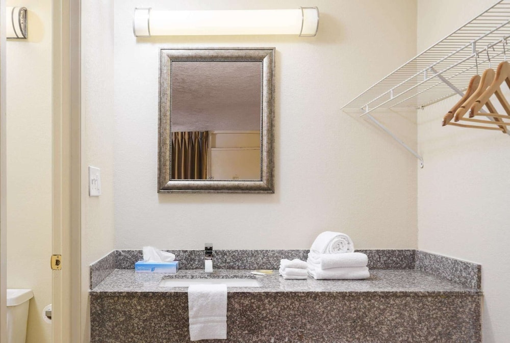 Americana Inn a Travelodge by Wyndham 50/50
